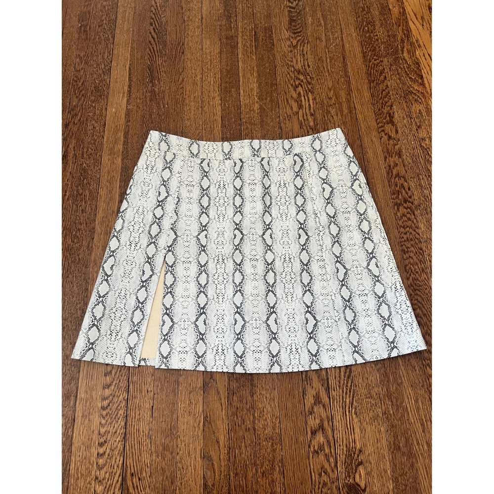 Polly‎ Faux Leather White and Gray Snakeskin Mini Skirt Side Slit Size 6